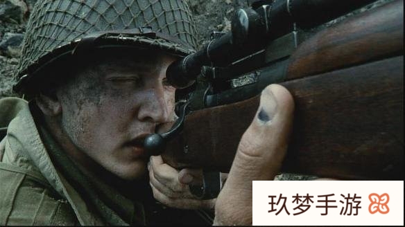 在《拯救大兵瑞恩》中，高塔上的狙击手在面对已经倒地的那个士兵时犹豫了一下，没有开枪，这反映了什么?